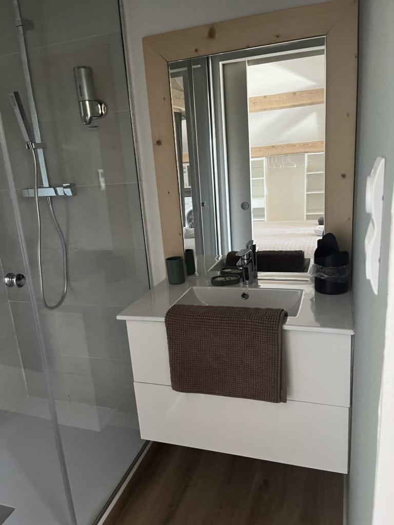 Chaudière et salle de bain moderne dans Les Voûtes de Villebourbon, séjour confortable et élégance rustique.