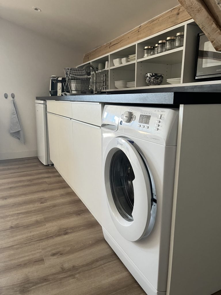 Lave-linge dans la cuisine des Voûtes de Villebourbon, logement charmant et rénové.