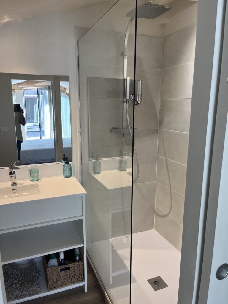 Piscine naturelle Les Voûtes de Villebourbon, séjour détente, cadre paisible et nature, cadre idéal pour relaxation.