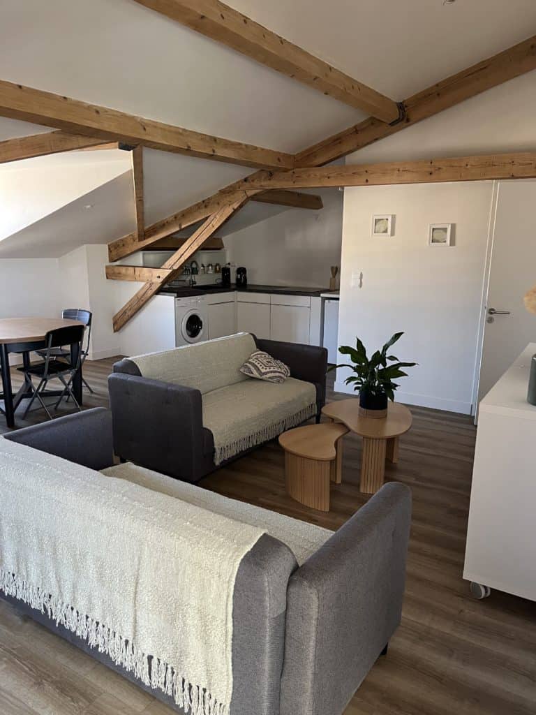 Confortable intérieur récent avec poutres apparentes dans une ambiance chaleureuse.