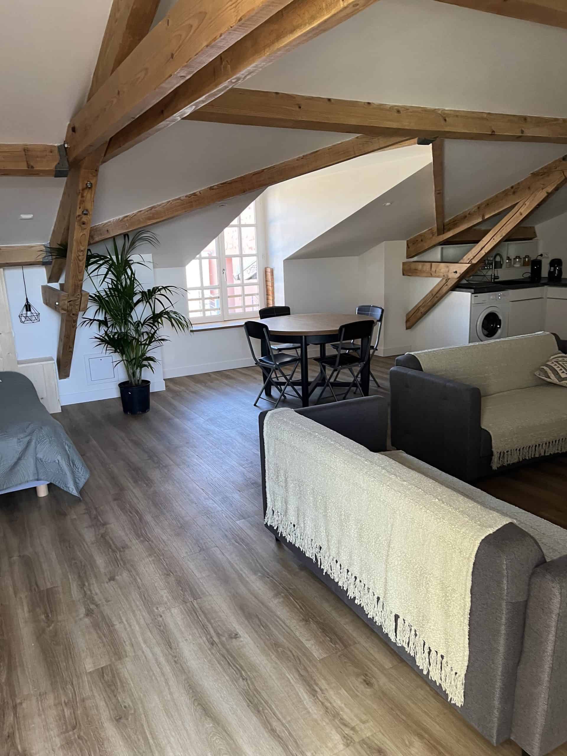 Appartement avec voûtes en pierre et bois dans les Voûtes de Villebourbon à proximité de centres historiques et de la nature.