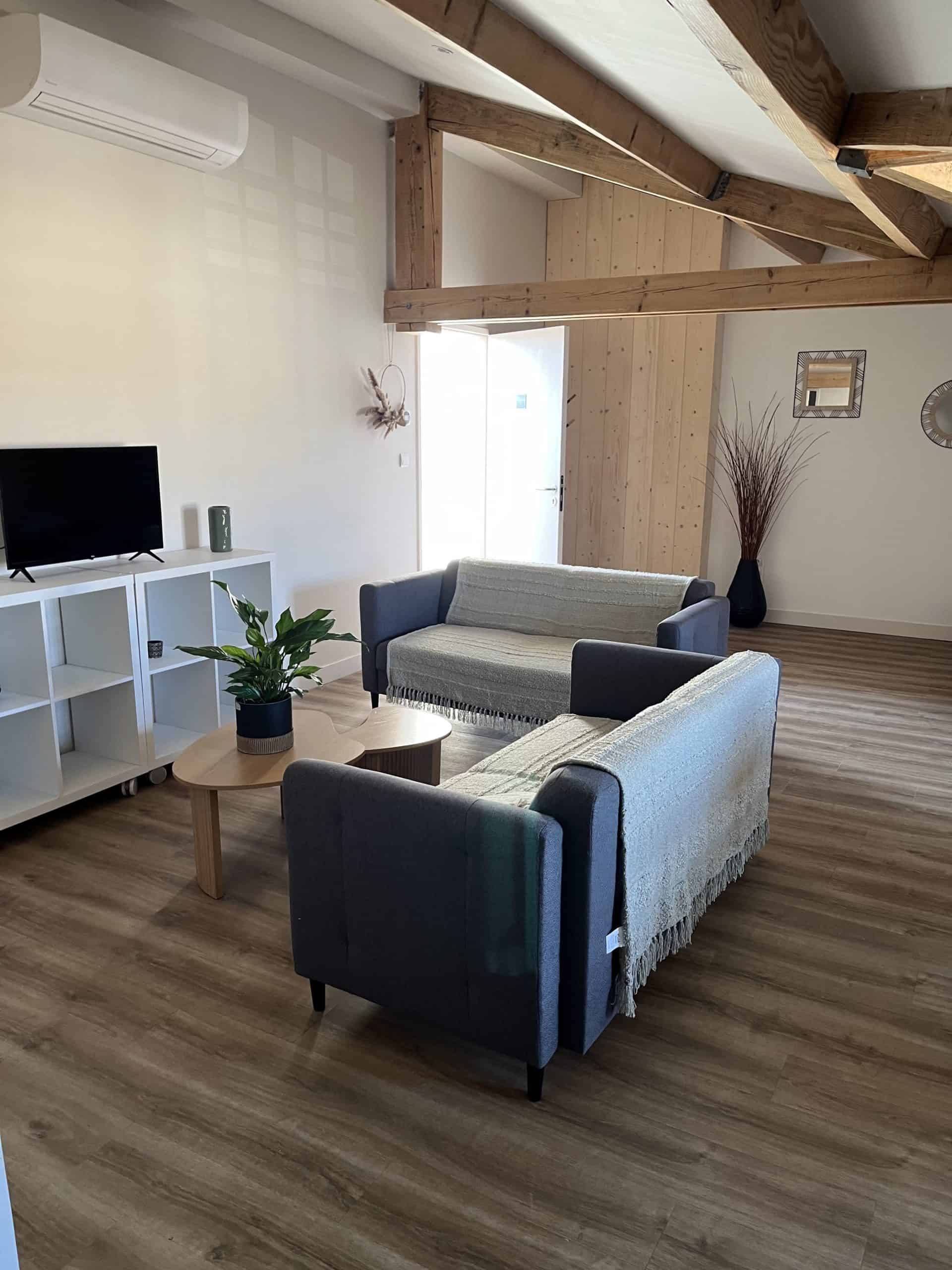 Vieilles voûtes de Villebourbon mettant en valeur une décoration intérieure chaleureuse et contemporaine dans un cadre rénové.