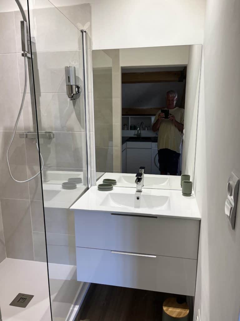 Vues d'une salle de bain moderne dans les Voûtes de Villebourbon. Confort, élégance et design dans un cadre authentique.