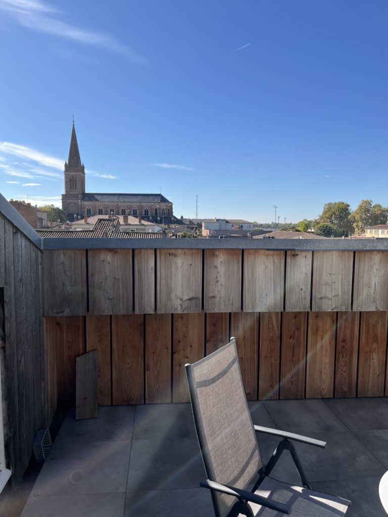 Vue sur le toit avec vue sur l'église à Villebourbon, concept de terrasse à Les Voûtes de Villebourbon.